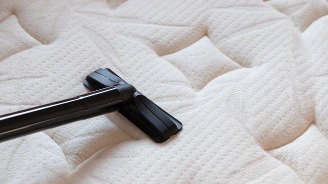 cleaning_a_mattress_with_a_vacuum_cleaner